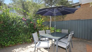 Outdoor dining - Blue Paradise on Coorilla (Hawks Nest)