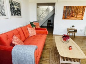 Smart TV, libros, estéreo