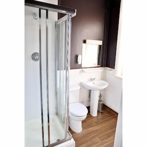 Ducha y bañera combinadas y toallas