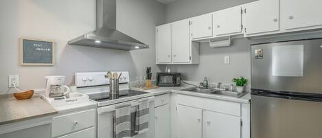 Een koelkast, een microgolfoven, een oven, een kookplaat