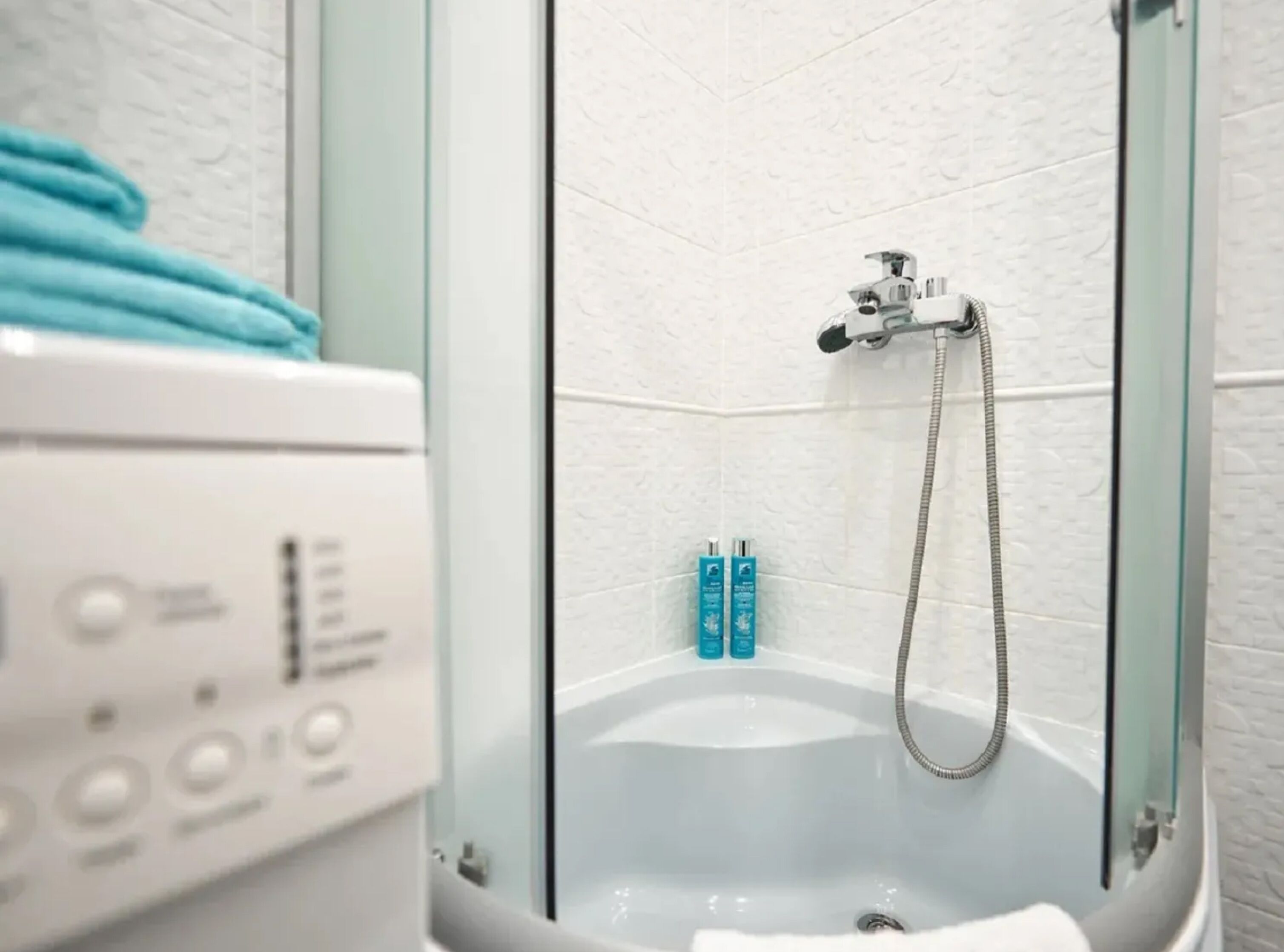 Basic Apartment | Bathroom | Shower, free toiletries, hair dryer, towels