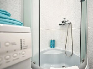 Departamento básico | Baño | Regadera, amenidades de baño gratuitas, secadora de cabello, toallas 