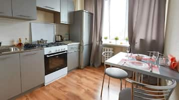 Basic Apartment | Private kitchen | Full-sized fridge, microwave, oven, stovetop