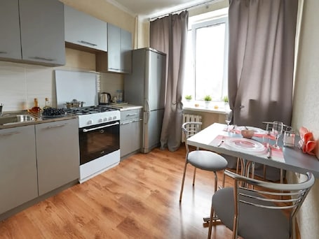 Basic Apartment | Private kitchen | Full-size fridge, microwave, oven, stovetop