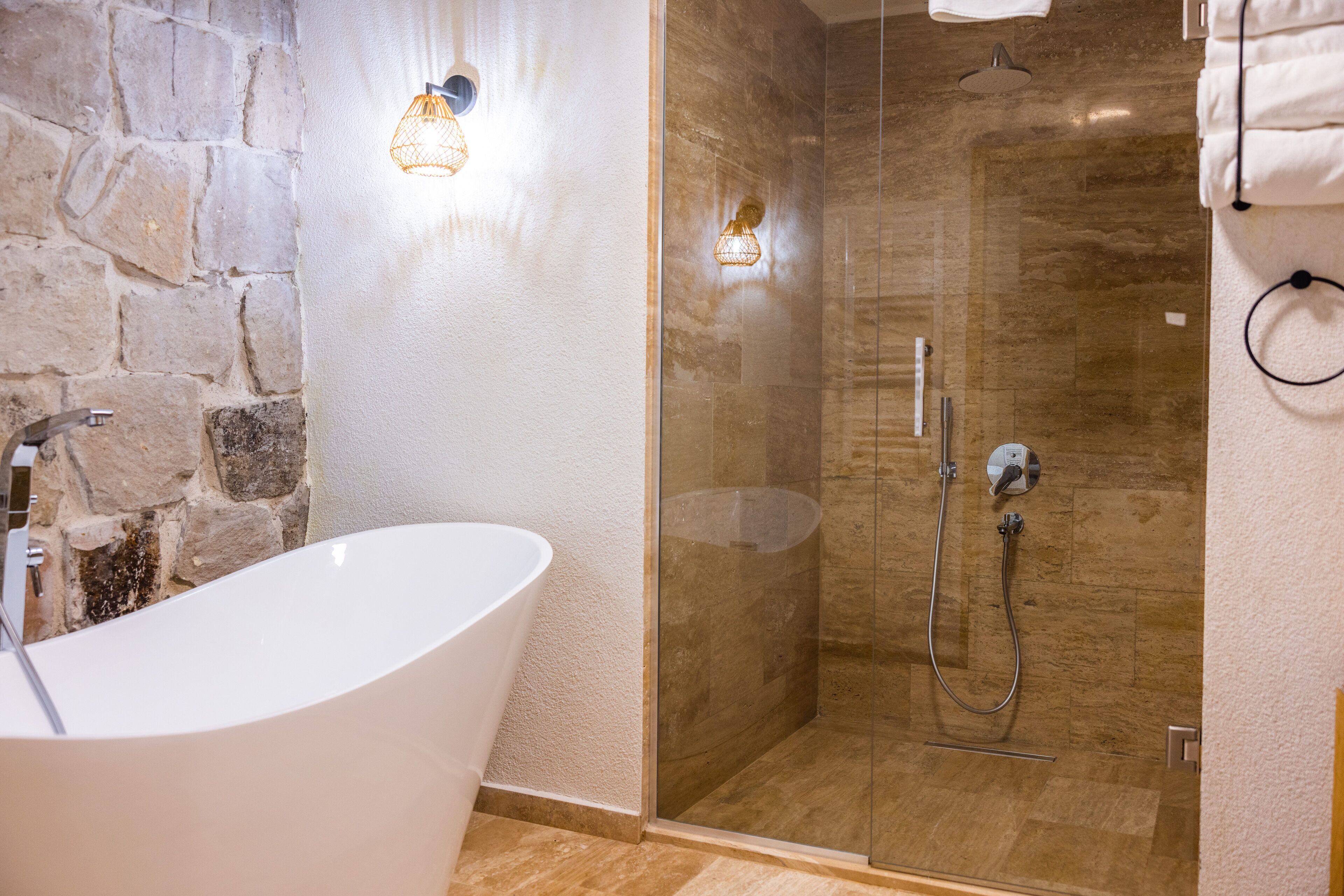 Quarto superluxo | Banheiro | Produtos de toalete biodegradáveis, secador de cabelo, chinelos 