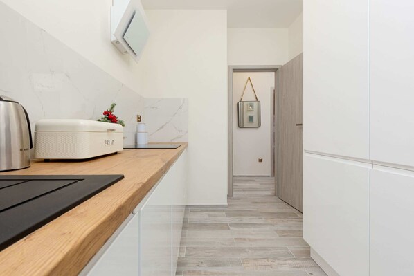 Fridge, microwave, oven, stovetop