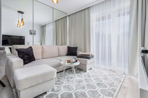 TV - Modern Apartment with Balcony | 250 m to the Beach (Międzywodzie)