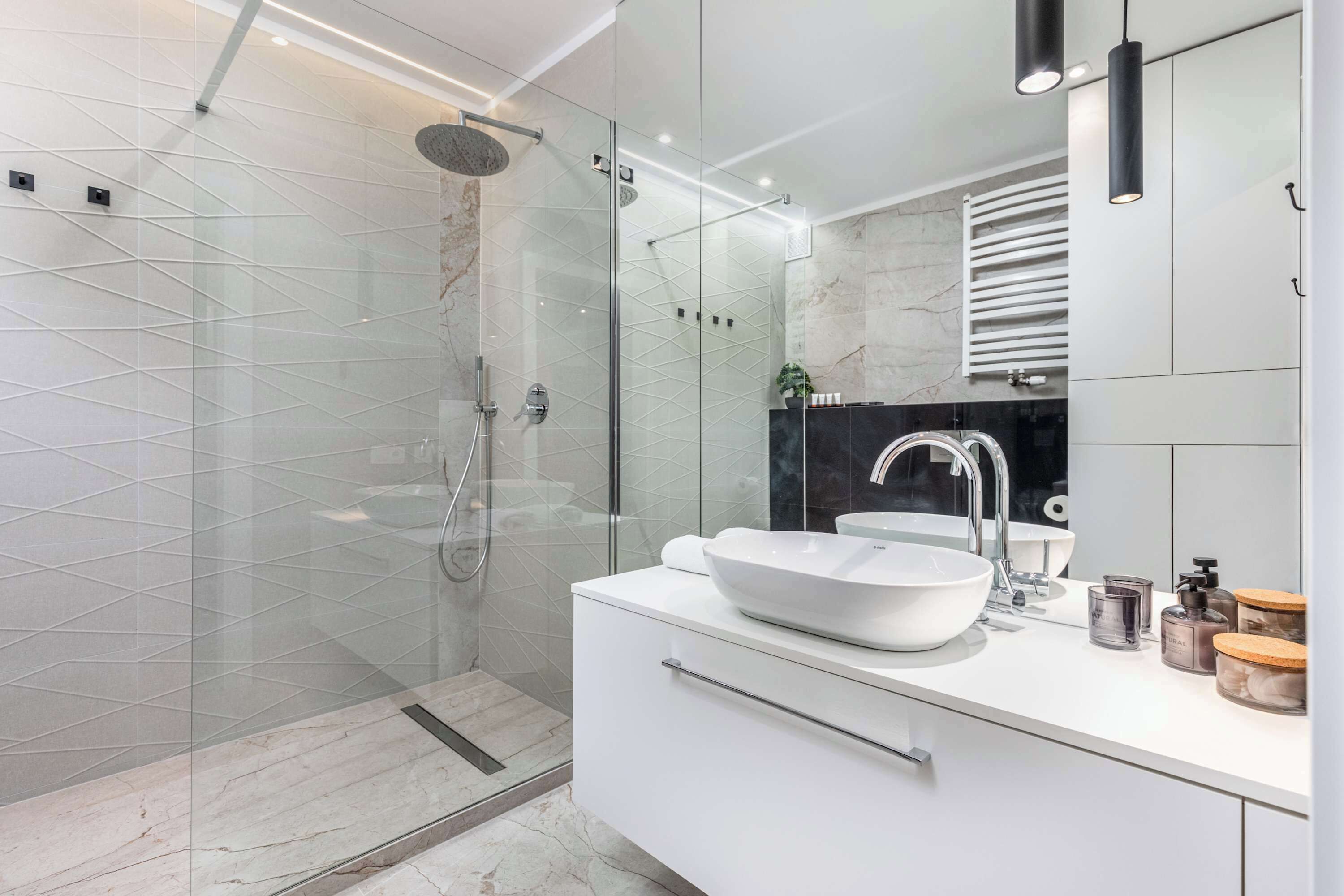 Een douche, een haardroger, handdoeken, shampoo