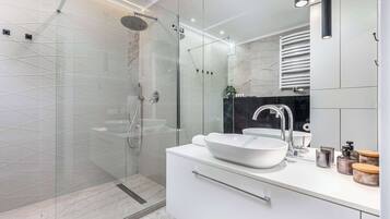 Een douche, een haardroger, handdoeken, shampoo