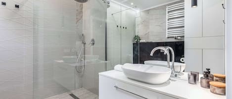 Dusche, Haartrockner, Handtücher, Shampoo