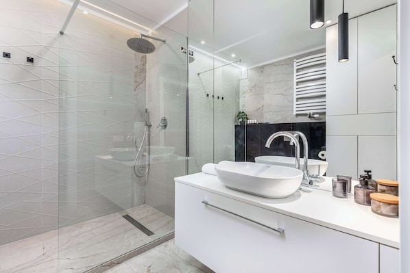 Shower, hair dryer, towels, shampoo