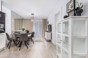 Dining - Modern Apartment with Balcony | 250 m to the Beach (Międzywodzie)