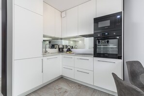 Fridge, microwave, oven, stovetop - Modern Apartment with Balcony | 250 m to the Beach (Międzywodzie)
