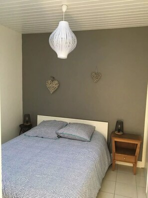 6 bedrooms, iron/ironing board, WiFi, bed sheets