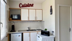 A compact kitchen with a microwave, toaster, and a small refrigerator. - La Tranquille - House for 3 families (Saint-Denis-d'Oléron)