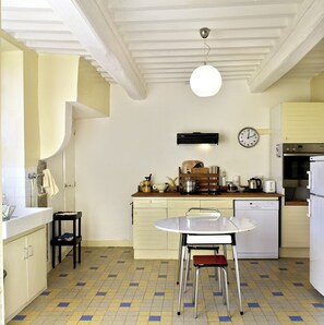 Geladeira, micro-ondas, cooktop, lava-louças