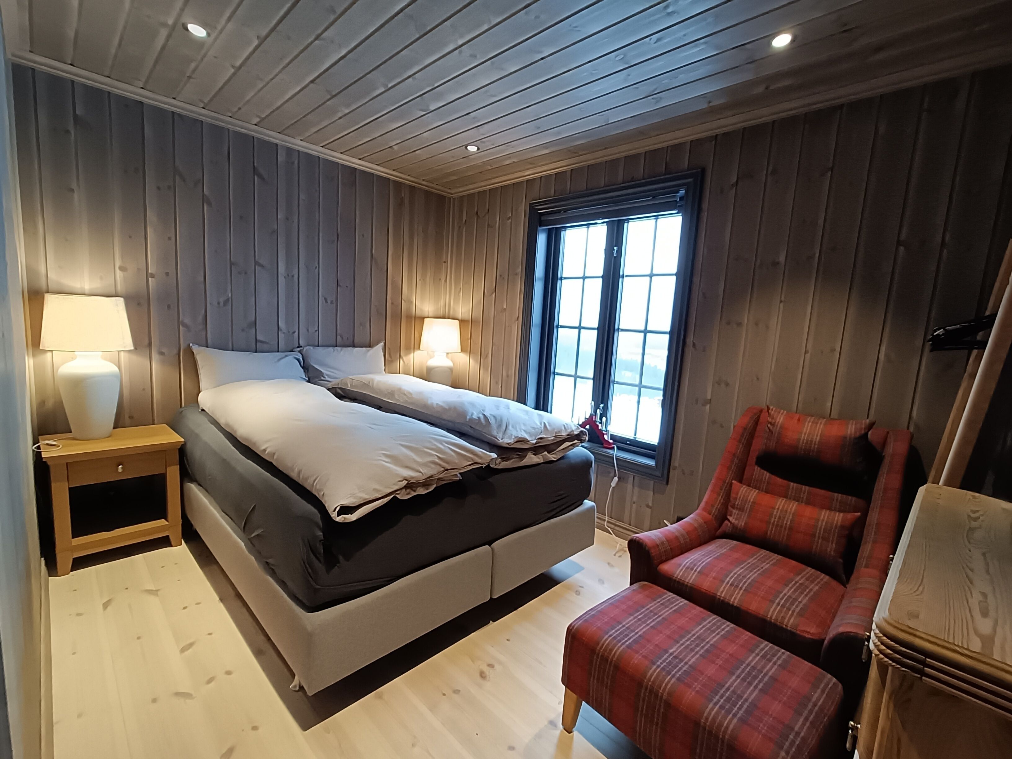 5 bedrooms, desk, iron/ironing board, free WiFi