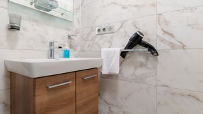 Deluxe Double Room | Iron/ironing board, free WiFi, bed sheets - Bertiz Mignon (Bozcaada)
