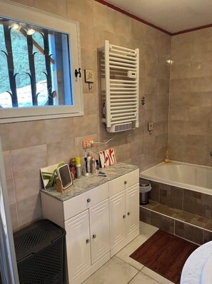 وحدات دش مع أحواض استحمام، مجففات شعر، مناشف