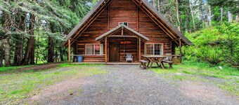 Log Cabin Near Mount Rainier, Sleeps 8, Fireplace and Fire Pit