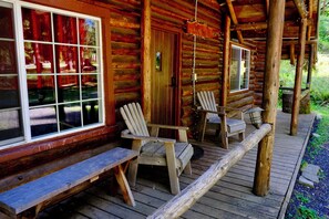 Terrace/patio - Log Cabin at Rainier Lodge - 0.4 miles from Mt.Rainier (Ashford)