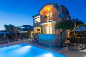 Outdoor pool - Family friendly house with the pool in Sevid (Sevid)