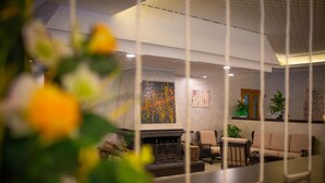 A modern living room with a fireplace, comfortable seating, and artwork on the walls. - Il Bivacco del Parco Sport Hotel & Residence (Taverna)