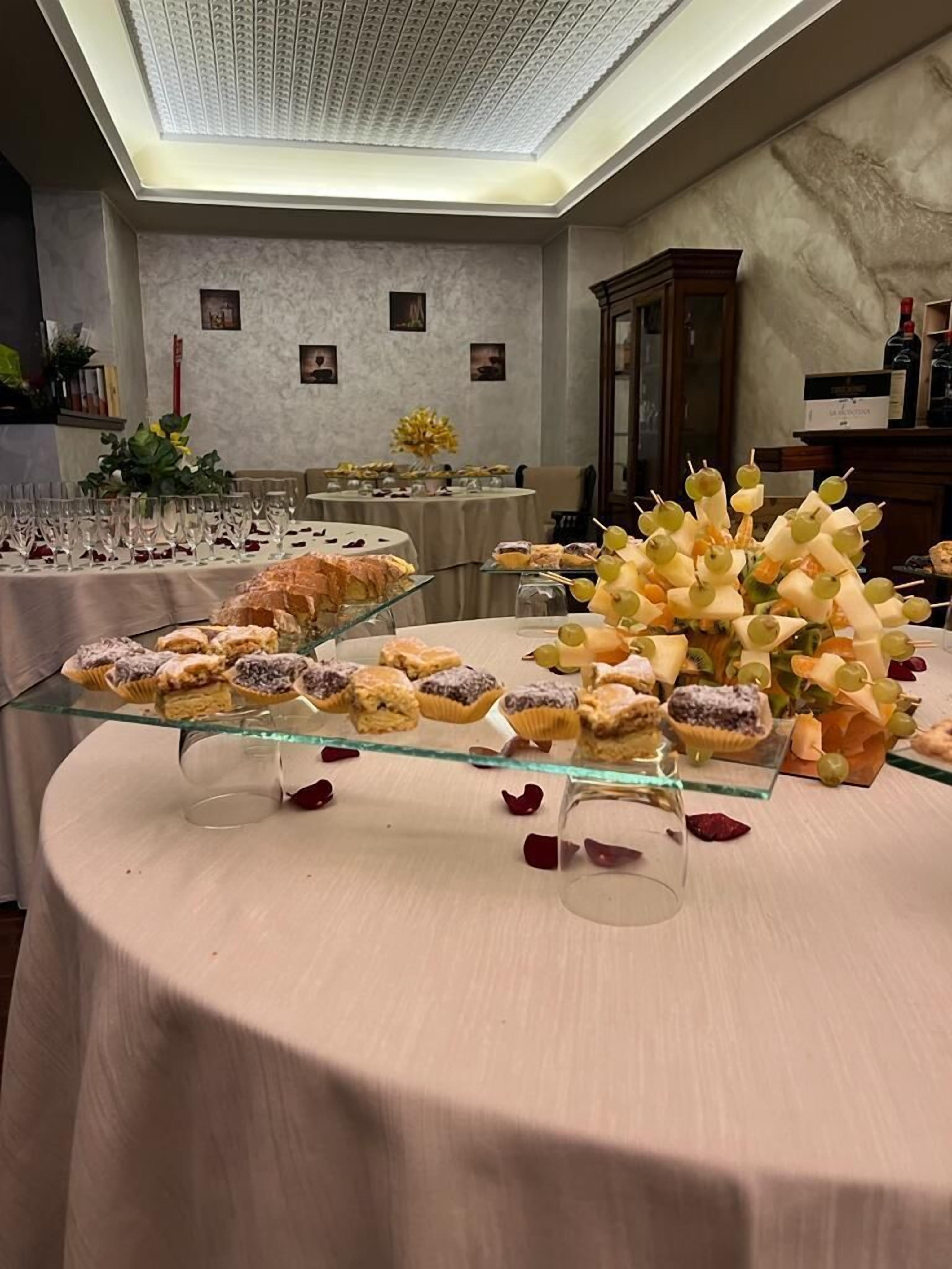 Ein reichhaltiges Buffet mit verschiedenen Gebäcken und einer zentralen Anordnung aus Trauben und Käse.