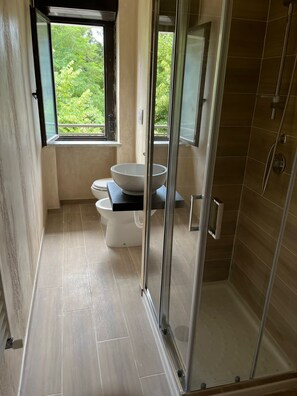 Dusj, regndusjhode og håndklær