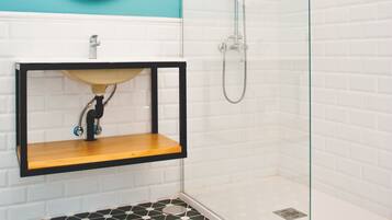 Douche, sĂšche-cheveux, peignoirs, serviettes fournies