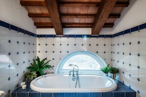 SALORINO 2 | Badezimmer | Badewanne und Dusche (separat), kostenlose Toilettenartikel