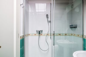 SALORINO 2 | Badrum | Badkar och dusch, gratis toalettartiklar, hårtork och bidé
