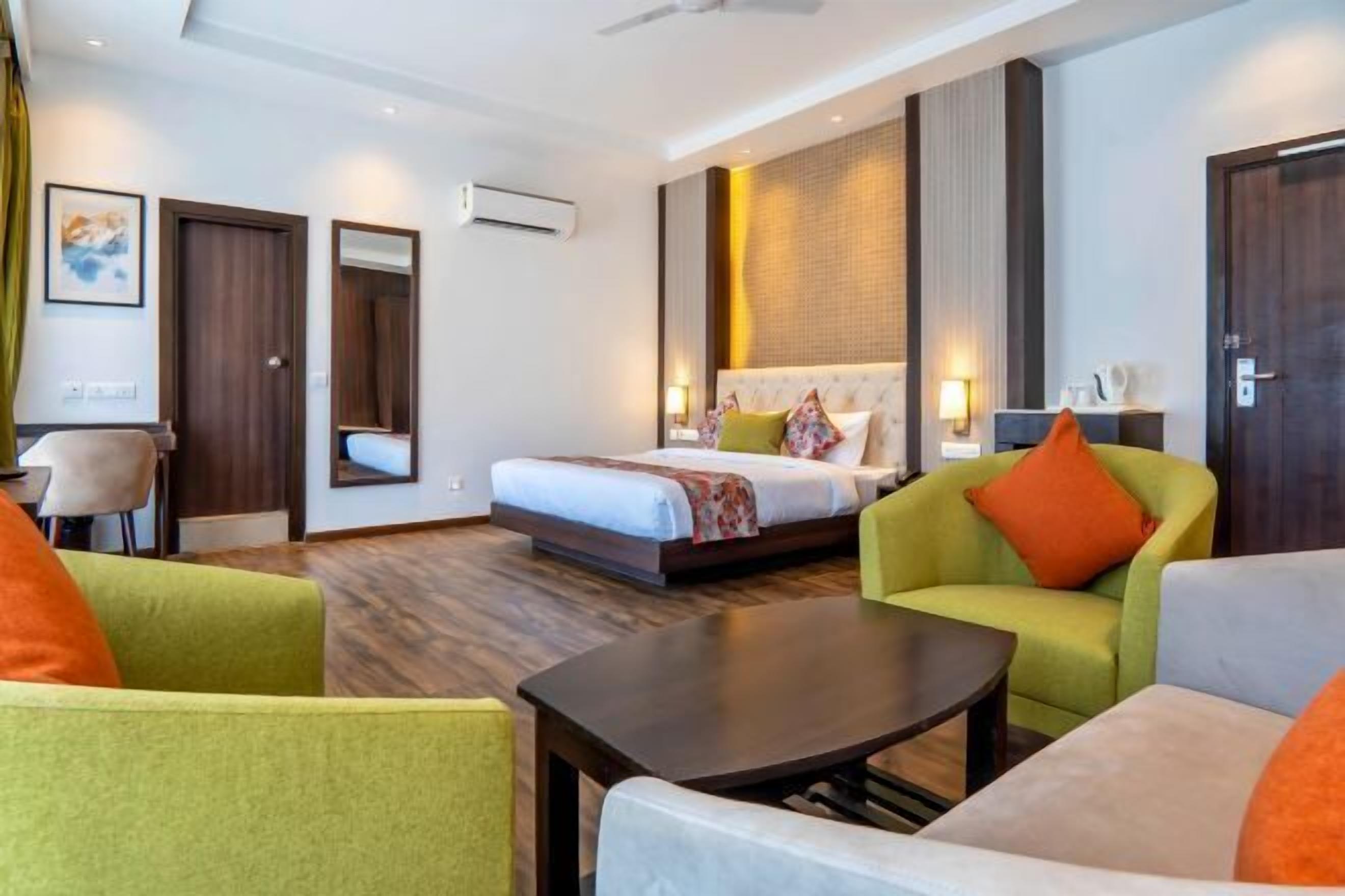 Peti besi dalam bilik, langsir/tirai gelap terus, kalis bunyi 