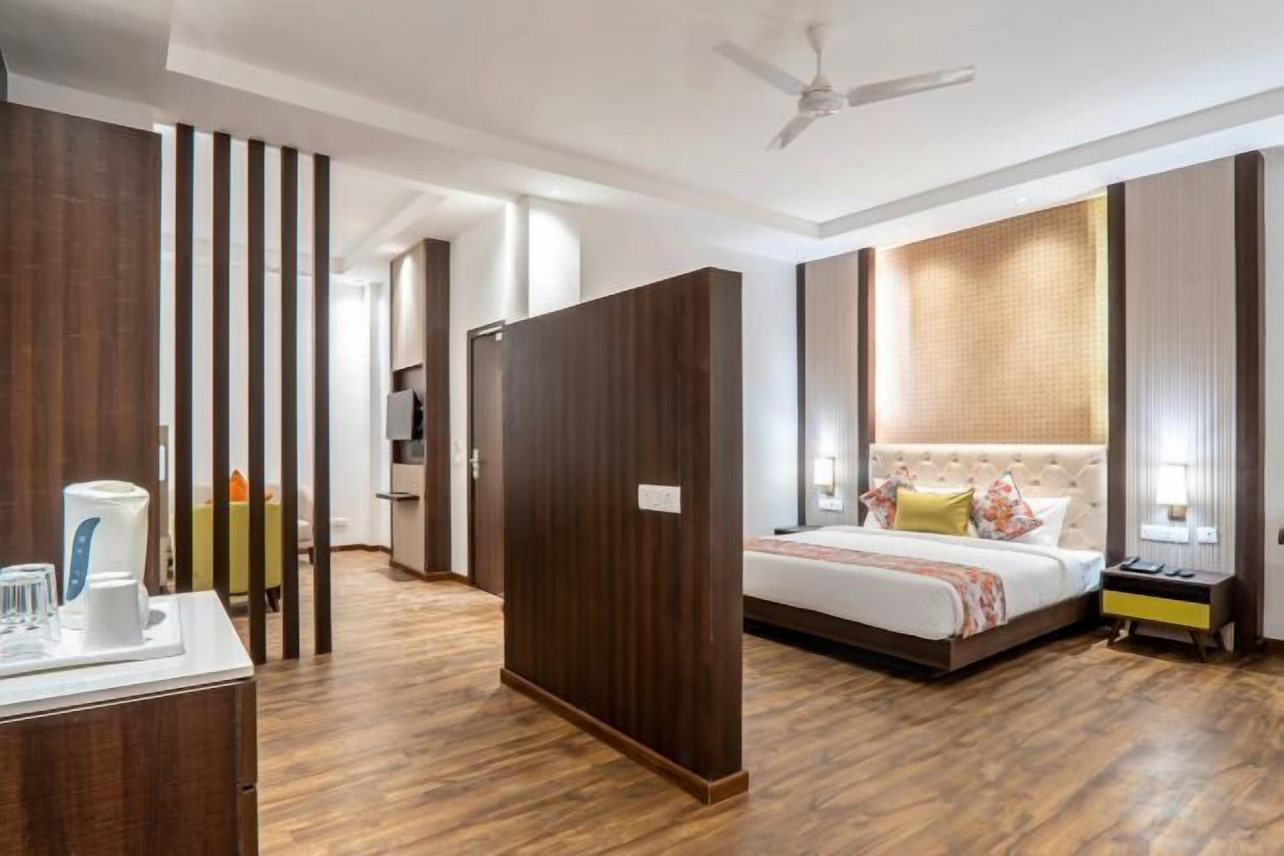 Peti besi dalam bilik, langsir/tirai gelap terus, kalis bunyi 