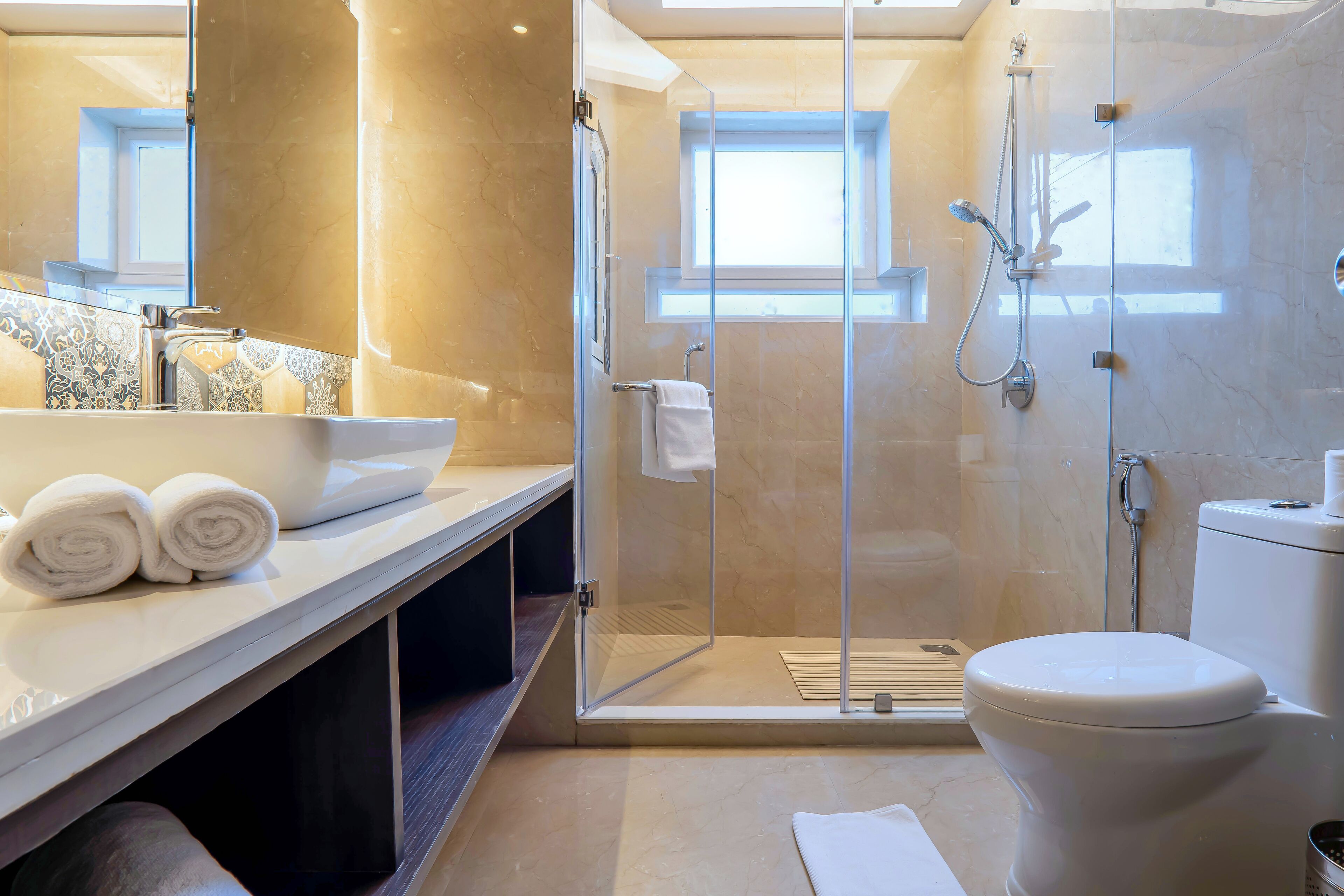 Family Double Room | Bathroom | Shower, rainfall showerhead, free toiletries, hair dryer