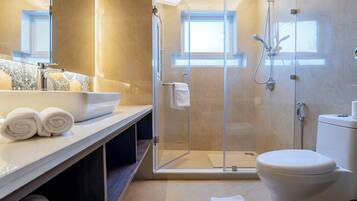 Family Double Room | Bathroom | Shower, rainfall showerhead, free toiletries, hair dryer