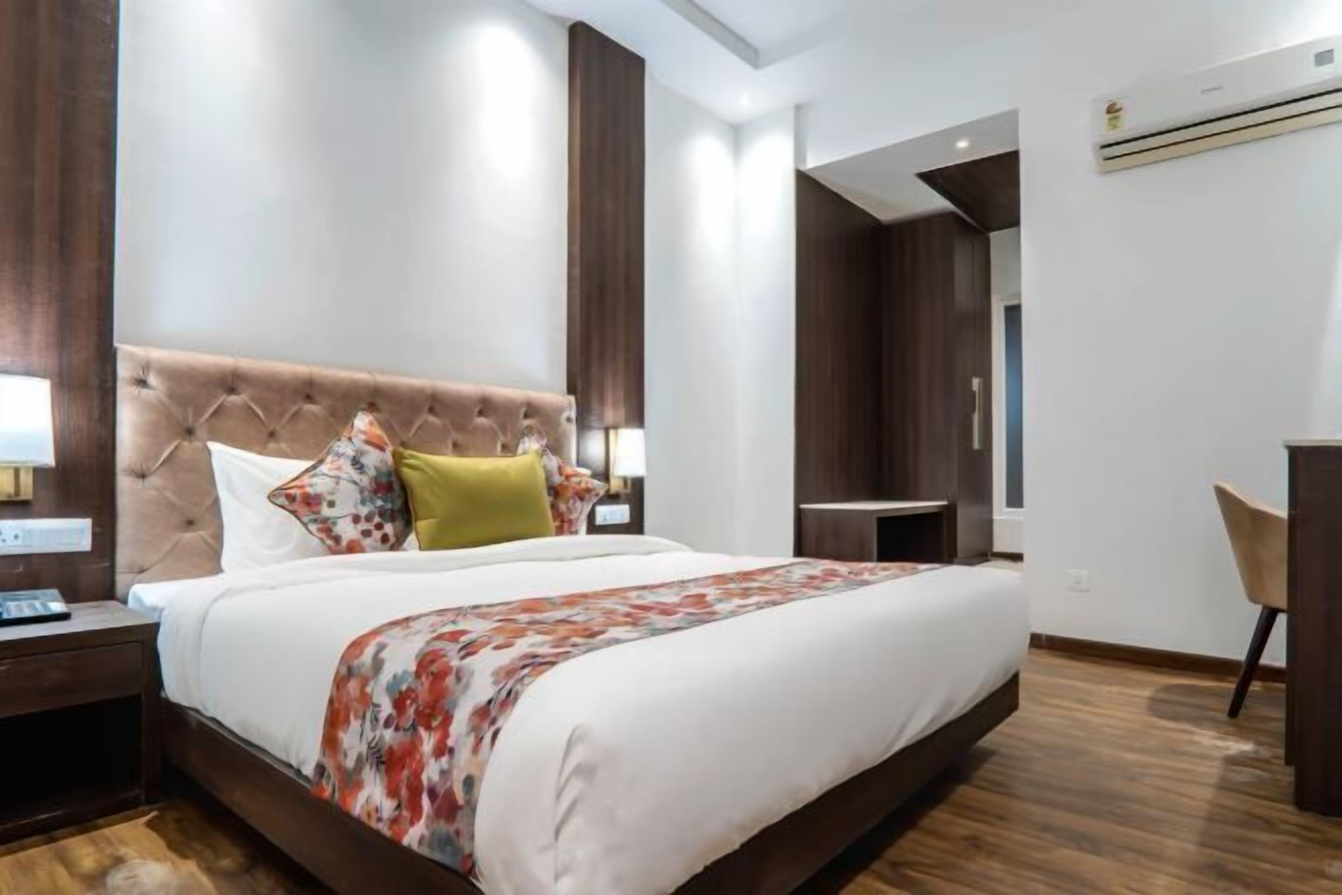 Peti besi dalam bilik, langsir/tirai gelap terus, kalis bunyi 