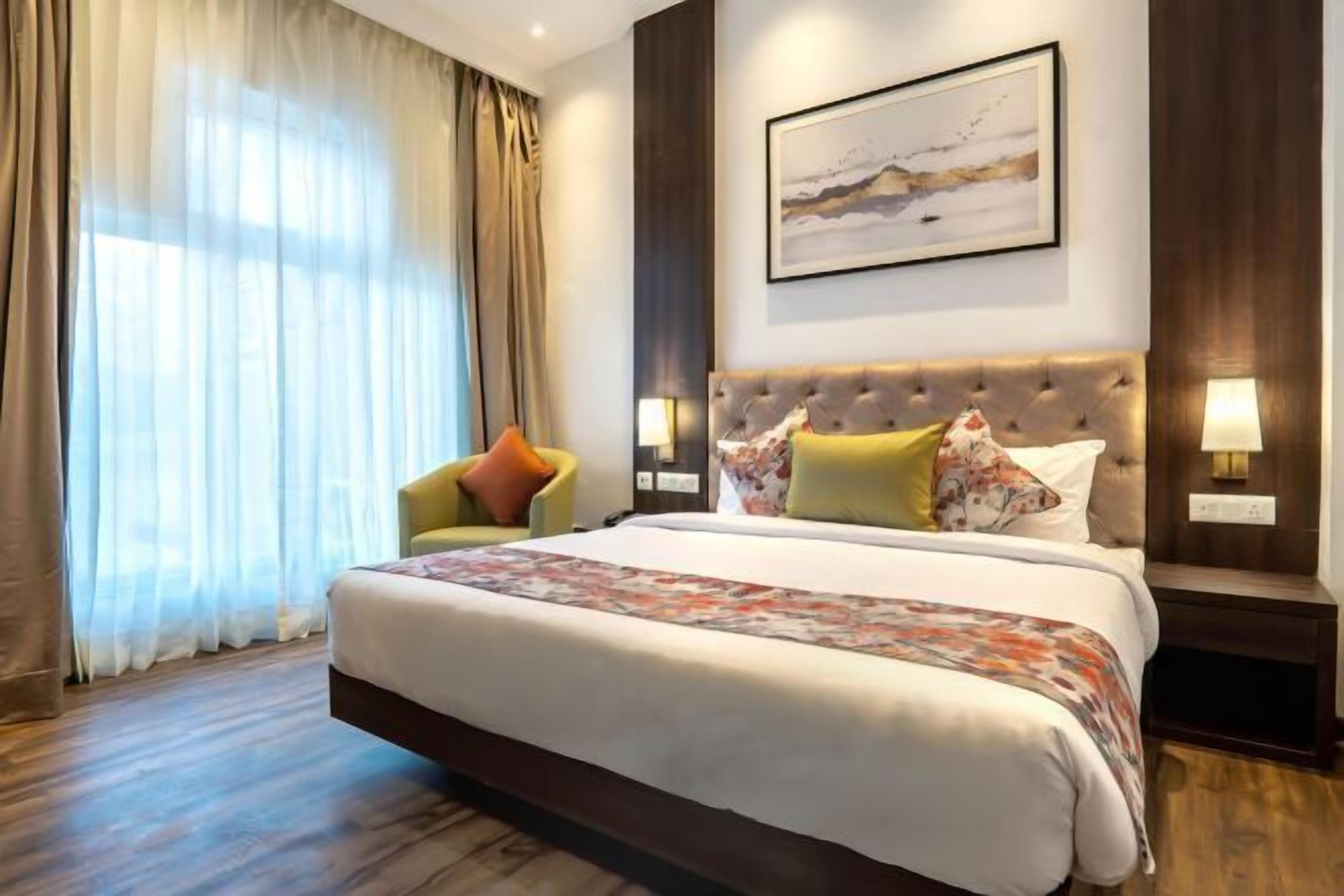 Peti besi dalam bilik, langsir/tirai gelap terus, kalis bunyi 