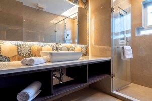 Quarto casal premium | Banheiro | Chuveiro, chuveiro com efeito de chuva, produtos de toalete grátis 