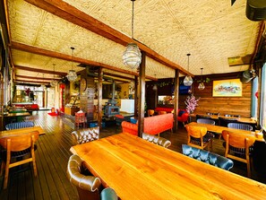 供應早餐、午餐、晚餐；純素菜；海灘景
