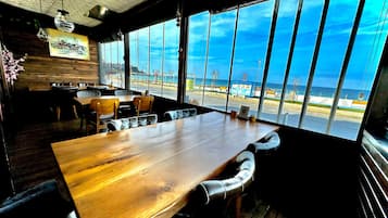 Frukost och lunch serveras, med utsikt mot stranden