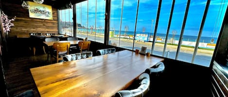 Der serveres morgenmad, frokost og veganske retter med havudsigt