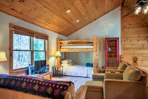 2 bedrooms, iron/ironing board, free WiFi, bed sheets