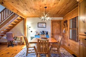 Dining - Pisgah Pines | Cozy Log Cabin w/ Hot Tub & Fire Pit Near Asheville Airport (Arden)