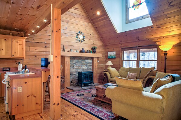 Smart TV, fireplace, books, offices