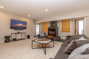 Älytelevisio, takka, pöytäjalkapallopöytä