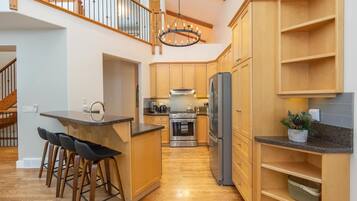 Een koelkast, een magnetron, een oven, een kookplaat