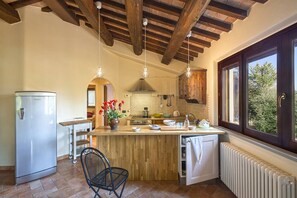 Fridge, microwave, oven, stovetop - Casale degli Ulivi 8&2 by Marche Holiday Villas (Acqualagna)