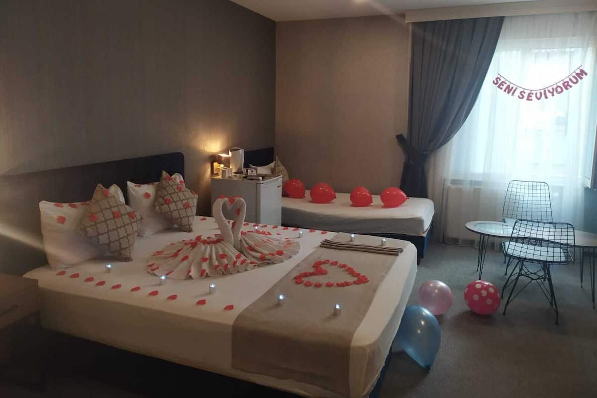 Ropa de cama de alta calidad, minibar, escritorio y wifi gratis