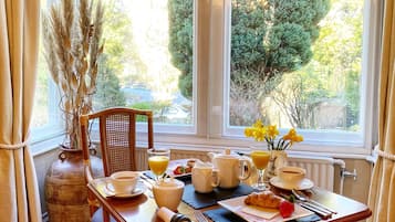 Desayuno continental (GBP 7.50 por persona)